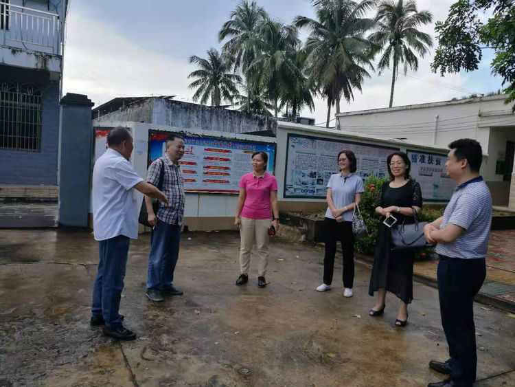 市金控公司黨委書(shū)記、董事長(zhǎng)王治平帶領(lǐng)公司領(lǐng)導(dǎo)班子、幫扶小組及公司黨員                        前往清泉村開(kāi)展中秋慰問(wèn)系列活動(dòng)